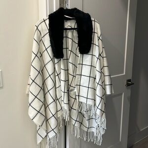 Women’s Wrap with arm holes and faux fur color